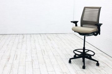 スチールケース シンクチェア ハイチェア 2018年製 中古 スツール Steelcase Think 可動肘 中古オフィス家具 465B300 ベージュの画像