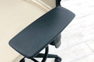 スチールケース シンクチェア ハイチェア 2018年製 中古 スツール Steelcase Think 可動肘 中古オフィス家具 465B300 ベージュ画像