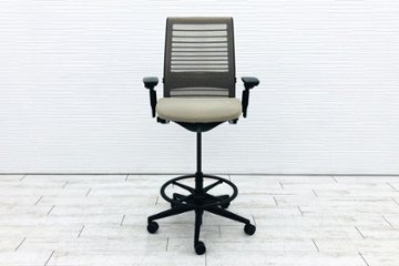 スチールケース シンクチェア ハイチェア 2018年製 中古 スツール Steelcase Think 可動肘 中古オフィス家具 465B300 ベージュ画像