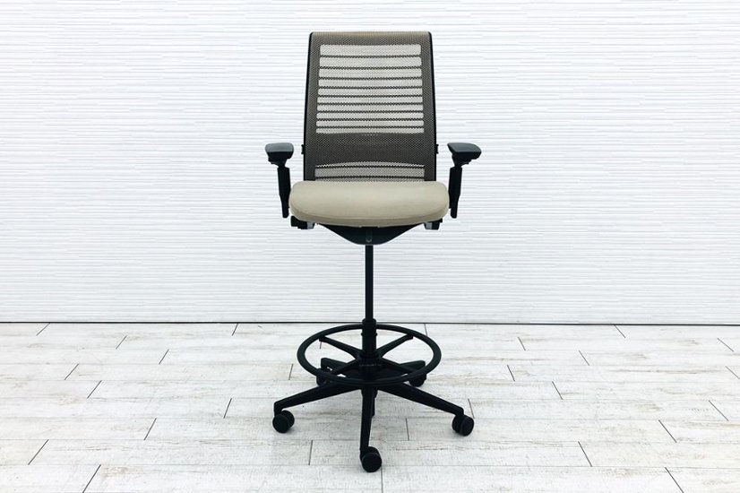 スチールケース シンクチェア ハイチェア 2018年製 中古 スツール Steelcase Think 可動肘 中古オフィス家具 465B300 ベージュ画像