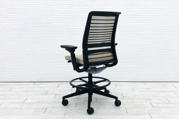 スチールケース シンクチェア ハイチェア 2018年製 中古 スツール Steelcase Think 可動肘 中古オフィス家具 465B300 ベージュ画像