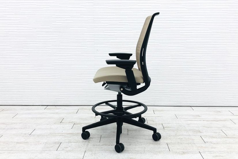 スチールケース シンクチェア ハイチェア 2018年製 中古 スツール Steelcase Think 可動肘 中古オフィス家具 465B300 ベージュ画像