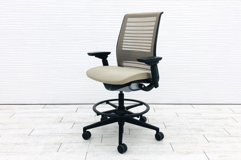 スチールケース シンクチェア ハイチェア 2018年製 中古 スツール Steelcase Think 可動肘 中古オフィス家具 465B300 ベージュ画像