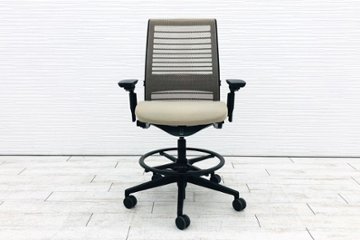 スチールケース シンクチェア ハイチェア 2018年製 中古 スツール Steelcase Think 可動肘 中古オフィス家具 465B300 ベージュ画像