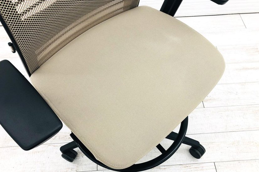 スチールケース シンクチェア ハイチェア 2018年製 中古 スツール Steelcase Think 可動肘 中古オフィス家具 465B300 ベージュ画像