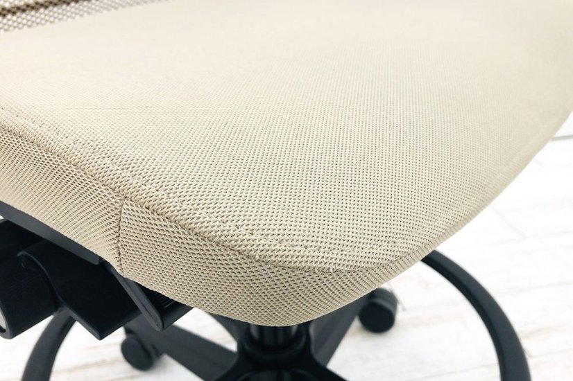 スチールケース シンクチェア ハイチェア 2018年製 中古 スツール Steelcase Think 可動肘 中古オフィス家具 465B300 ベージュ画像