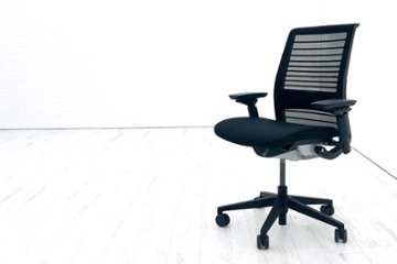 スチールケース シンクチェア 2017年製 中古 ブラック クッション メッシュ Steelcase Think 可動肘 中古オフィス家具 465A300の画像