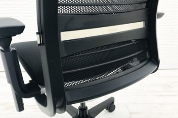 スチールケース シンクチェア 2017年製 中古 ブラック クッション メッシュ Steelcase Think 可動肘 中古オフィス家具 465A300画像