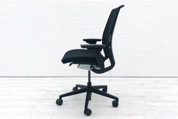 スチールケース シンクチェア 2017年製 中古 ブラック クッション メッシュ Steelcase Think 可動肘 中古オフィス家具 465A300画像