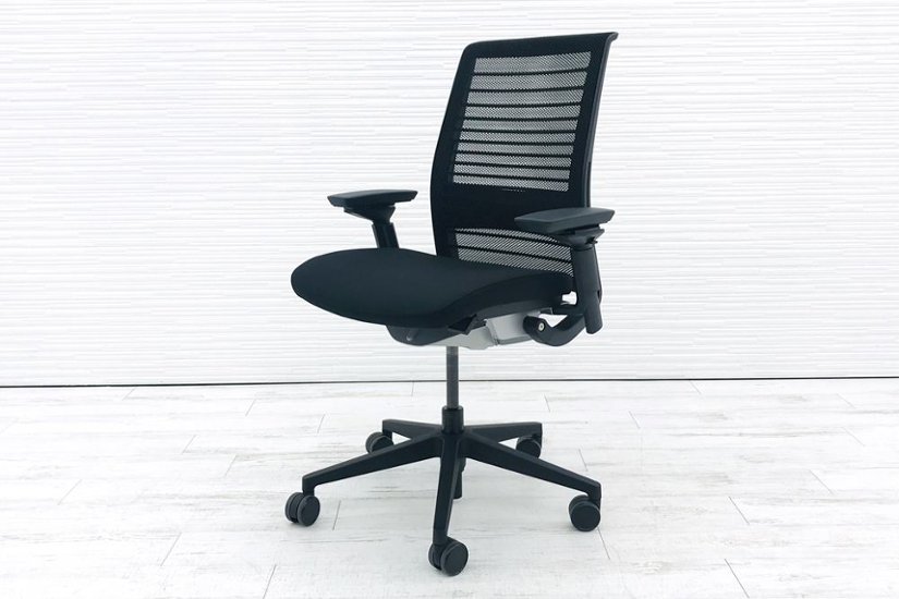 スチールケース シンクチェア 2017年製 中古 ブラック クッション メッシュ Steelcase Think 可動肘 中古オフィス家具 465A300画像