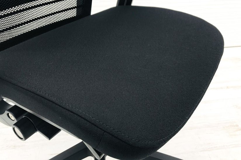 スチールケース シンクチェア 2017年製 中古 ブラック クッション メッシュ Steelcase Think 可動肘 中古オフィス家具 465A300画像