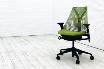 セイルチェア 2020年製 中古 ハーマンミラー ミドルバックメッシュ SAYL Chairs デザインチェア 中古オフィス家具 可動肘 グリーンの画像