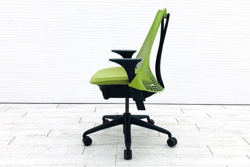 セイルチェア 2020年製 中古 ハーマンミラー ミドルバックメッシュ SAYL Chairs デザインチェア 中古オフィス家具 可動肘 グリーン画像