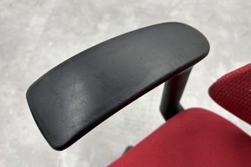 イトーキ エフチェア 中古 2017年製 クッション 固定肘 事務椅子 ITOKI 中古オフィス家具 KF-370JBH-T1M4 レッド画像