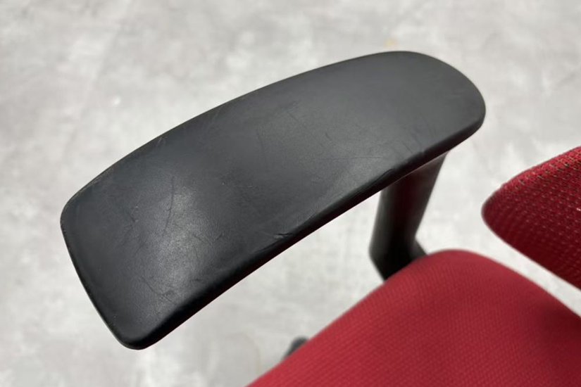 イトーキ エフチェア 中古 2017年製 クッション 固定肘 事務椅子 ITOKI 中古オフィス家具 KF-370JBH-T1M4 レッド画像