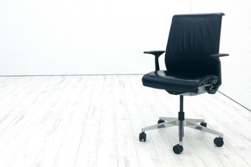 スチールケース シンクチェア 革 中古 Steelcase オフィスチェア 固定肘 事務椅子 ブラック 中古オフィス家具の画像