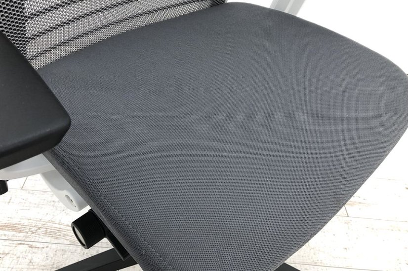 スチールケース シンクチェア 2018年製 中古 クッション メッシュ Steelcase Think 可動肘 中古オフィス家具 465A300 ニッケル画像