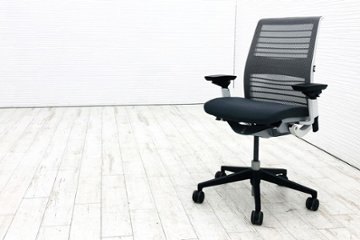 スチールケース シンクチェア 2018年製 中古 クッション メッシュ Steelcase Think 可動肘 中古オフィス家具 465A300 ニッケルの画像