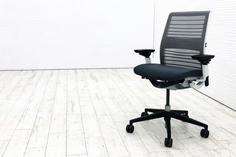 スチールケース シンクチェア 2018年製 中古 クッション メッシュ Steelcase Think 可動肘 中古オフィス家具 465A300 ニッケル画像