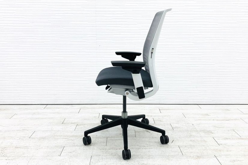 スチールケース シンクチェア 2018年製 中古 クッション メッシュ Steelcase Think 可動肘 中古オフィス家具 465A300 ニッケル画像