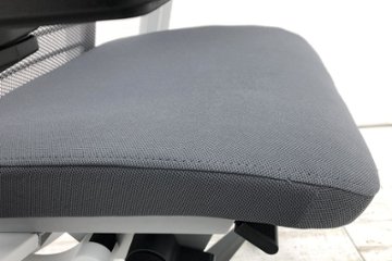 スチールケース シンクチェア 2018年製 中古 クッション メッシュ Steelcase Think 可動肘 中古オフィス家具 465A300 ニッケル画像