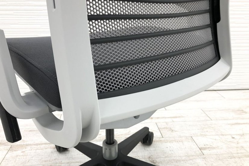 スチールケース シンクチェア 2018年製 中古 クッション メッシュ Steelcase Think 可動肘 中古オフィス家具 465A300 ニッケル画像