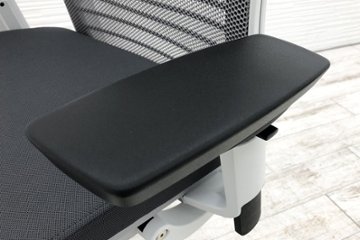 スチールケース シンクチェア 2018年製 中古 クッション メッシュ Steelcase Think 可動肘 中古オフィス家具 465A300 ニッケル画像