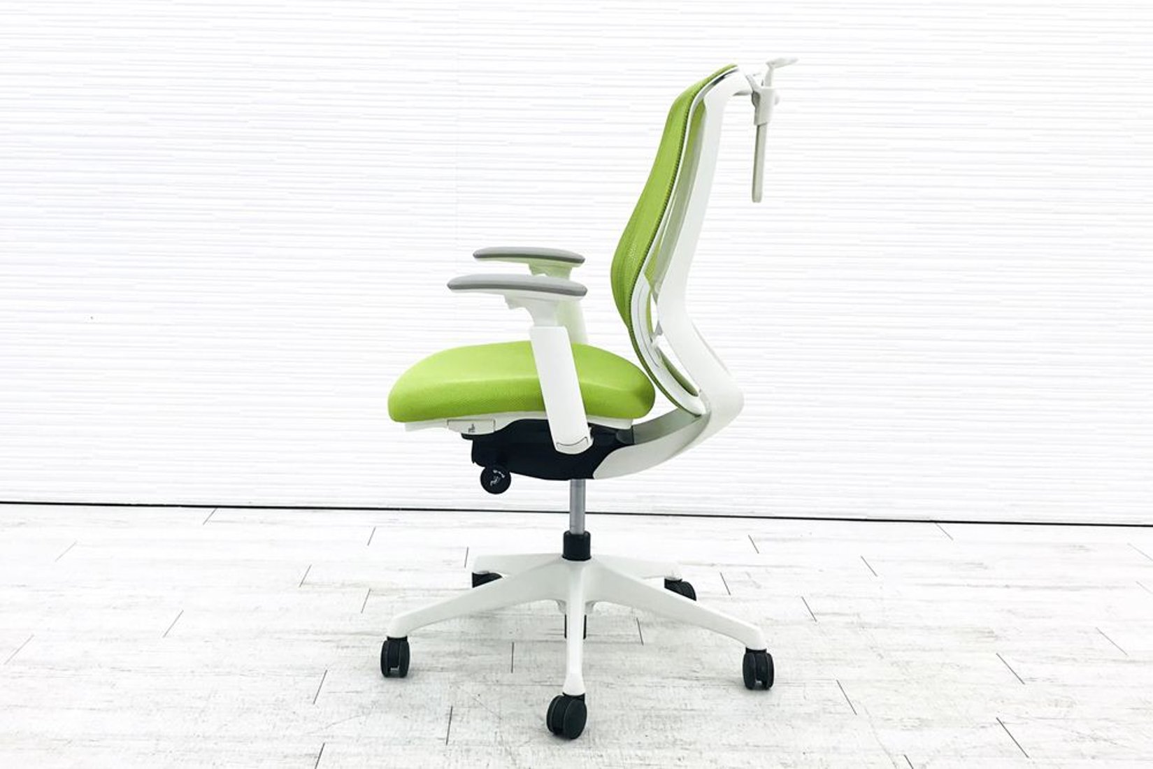 オカムラ シルフィーチェア 2020年製 ハイバック 可動肘 中古チェア  