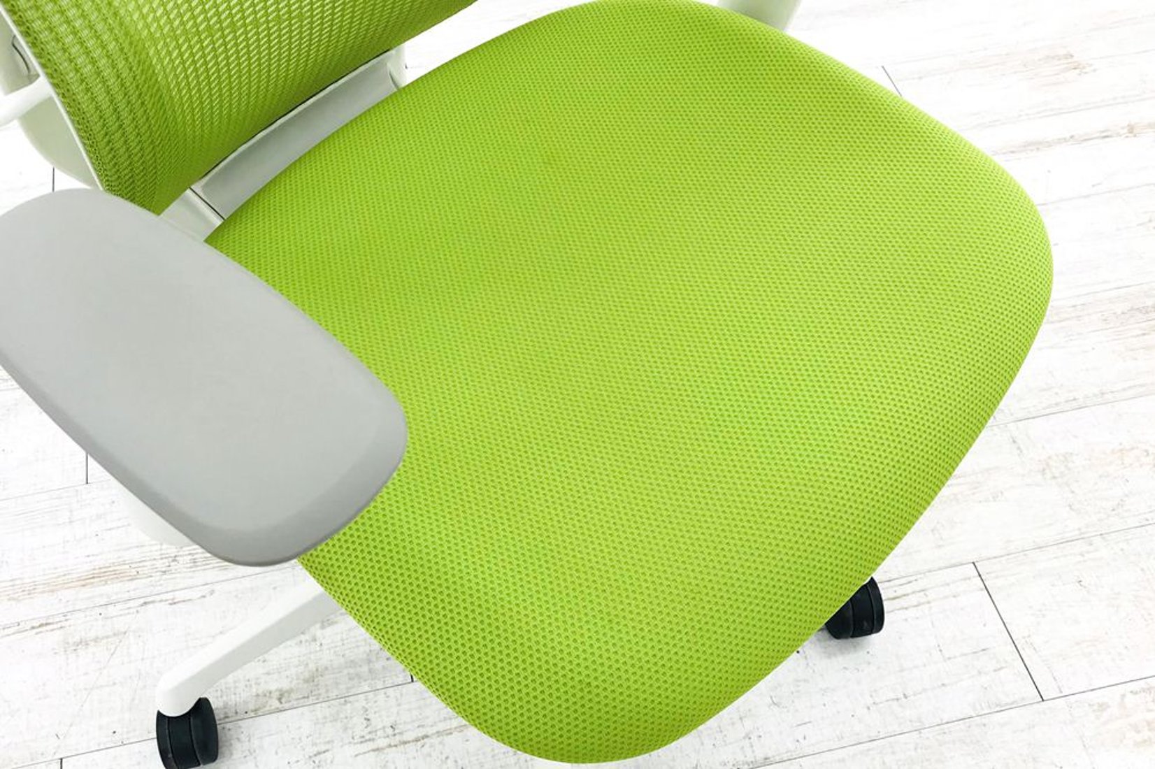 オカムラ シルフィー ローバック 肘なし ライムグリーン 2018年製  