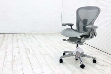 【未使用展示品】 ハーマンミラー アーロンチェア リマスタード Bサイズ フル装備 中古 Herman Miller 中古オフィス家具 ミネラルカラー ポリッシュドアルミニウムベースの画像