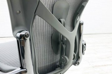 【未使用展示品】 ハーマンミラー アーロンチェア リマスタード Bサイズ フル装備 中古 Herman Miller 中古オフィス家具 ミネラルカラー ポリッシュドアルミニウムベース画像