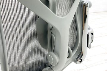 【未使用展示品】 ハーマンミラー アーロンチェア リマスタード Bサイズ フル装備 中古 Herman Miller 中古オフィス家具 ミネラルカラー ポリッシュドアルミニウムベース画像