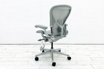 【未使用展示品】 ハーマンミラー アーロンチェア リマスタード Bサイズ フル装備 中古 Herman Miller 中古オフィス家具 ミネラルカラー ポリッシュドアルミニウムベース画像