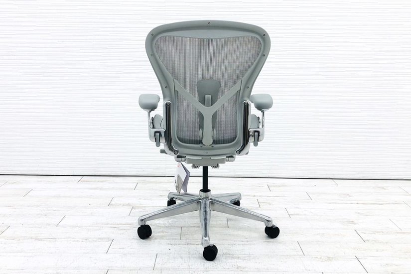 【未使用展示品】 ハーマンミラー アーロンチェア リマスタード Bサイズ フル装備 中古 Herman Miller 中古オフィス家具 ミネラルカラー ポリッシュドアルミニウムベース画像