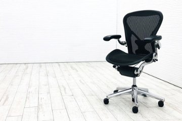 アーロンチェア 中古 Bサイズ フル装備 ハーマンミラー Herman Miller 中古オフィス家具 アルミ脚 グラファイト 肘パッドビニールレザー画像