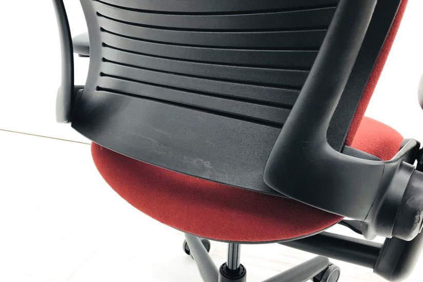 リープチェア 中古 オフィスチェア スチールケース リープ レッド Steelcase Leap 可動肘 クッション 布張り 中古オフィス家具 事務椅子画像