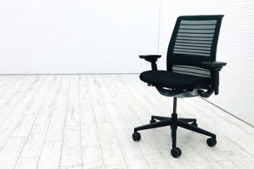 スチールケース シンクチェア 中古 2018年製 Steelcase Think 可動肘 中古オフィス家具 465A300 ブラック/ダークグリーンの画像