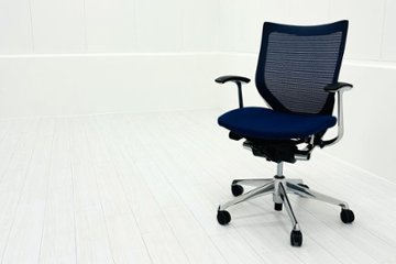 オカムラ バロンチェア ローバック 中古2021年製 OKAMURA Baron 固定肘 中古オフィス家具 ミディアムブルーの画像