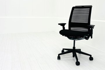 スチールケース シンクチェア 2015年製 中古 ブラック クッション メッシュ Steelcase Think 可動肘 中古オフィス家具 465A300の画像
