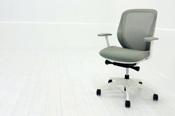 オカムラ シルフィーチェア 2017年製 ローバック 固定肘 中古 Sylphy メッシュ 中古オフィス家具 ライトグレーの画像