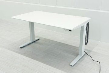 オカムラ スイフト 電動昇降デスク 中古 ホワイト 幅1350 中古オフィス家具 1350/775/650～1250の画像