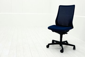 フルーエントチェア 2019年製 中古 オカムラ Fluent 中古オフィス家具 オフィスチェア クッション ハイバック 肘無 ミディアムブルーの画像