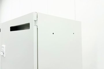 オカムラ 8人用ロッカー 中古 モバイルロッカー メール投函口 中古オフィス家具 900/450/1810 ホワイト ダイヤル錠画像