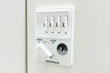 オカムラ 8人用ロッカー 中古 モバイルロッカー メール投函口 中古オフィス家具 900/450/1810 ホワイト ダイヤル錠画像