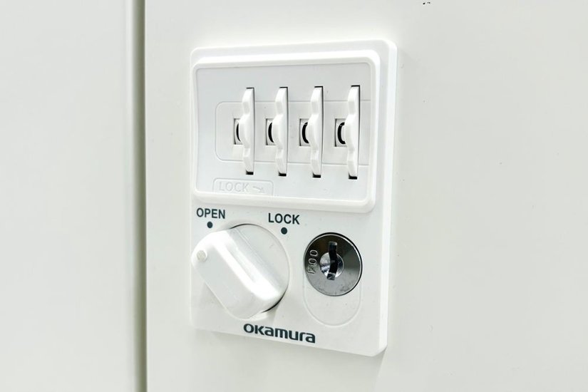 オカムラ 8人用ロッカー 中古 モバイルロッカー メール投函口 中古オフィス家具 900/450/1810 ホワイト ダイヤル錠画像