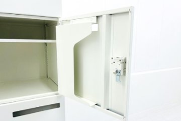 オカムラ 8人用ロッカー 中古 モバイルロッカー メール投函口 中古オフィス家具 900/450/1810 ホワイト ダイヤル錠画像