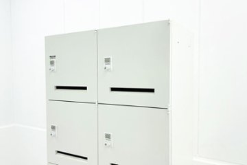 オカムラ レクトライン 8人用ロッカー 中古 モバイル収納 メール投函口 中古オフィス家具 900/450/1810 ホワイト プッシュ錠 電源コード付画像