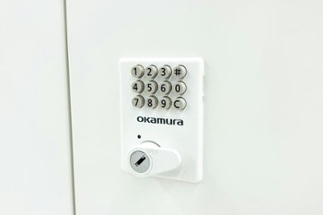 オカムラ レクトライン 8人用ロッカー 中古 モバイル収納 メール投函口 中古オフィス家具 900/450/1810 ホワイト プッシュ錠 電源コード付画像