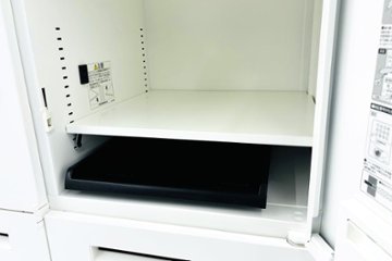 オカムラ レクトライン 8人用ロッカー 中古 モバイル収納 メール投函口 中古オフィス家具 900/450/1810 ホワイト プッシュ錠 電源コード付画像