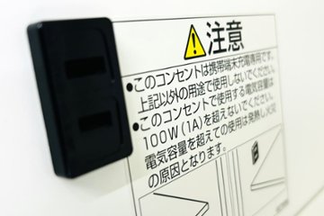オカムラ レクトライン 8人用ロッカー 中古 モバイル収納 メール投函口 中古オフィス家具 900/450/1810 ホワイト プッシュ錠 電源コード付画像